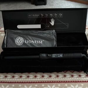 Lioness Black Curling Wand
